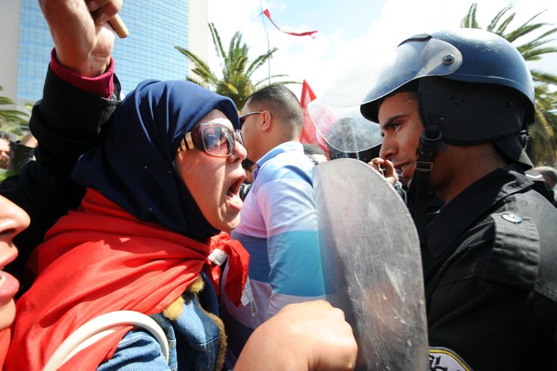 A polícia confrontou os manifestantes com cassetetes e gás lacrimogêneo para dispersar a multidão | AFP PHOTO / FETHI BELAID