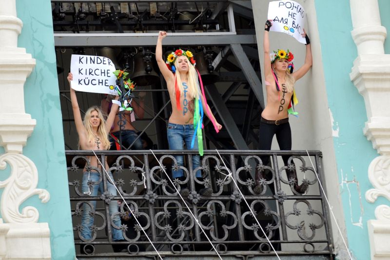 Manifestantes do grupo Femen protestaram nesta terça-feira (10) com os seios nus em uma catedral de Kiev contra um projeto de lei que pretende proibir o aborto nesta antiga república soviética | Sergei Supinsky/AFP
