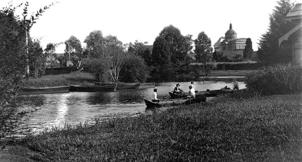 O Passeio Público em foto de 1924, onde vemos o movimento de frequentadores junto às canoas do lago. Ao fundo, à esquerda, o prédio da Universidade do Paraná | Arquivo CD