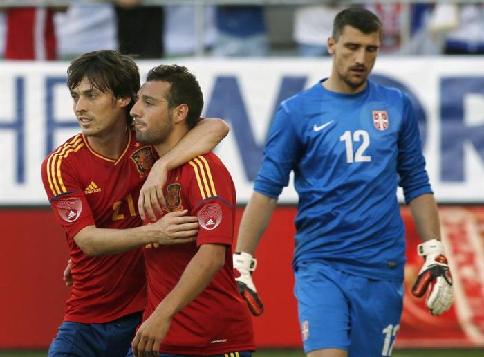 Cazorla é abraçado por David Silva após o segundo gol da Espanha na vitória sobre a Sérvia | EFE