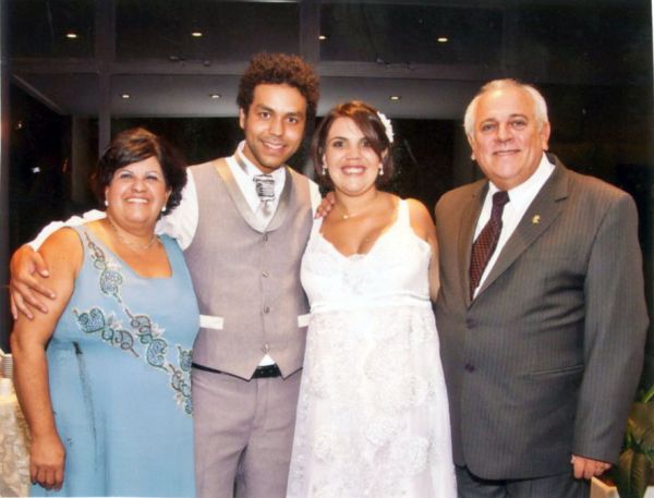 CASAMENTO DE AMÁBILE E ALAN: Os jovens Amábile e Alan, ela filha dos amigos Marly (Gervásio) e José Alcides Marton da Silva e ele, de Maria Aparecida (Carvalho) e Gilson Carlos dos Santos, casaram-se em bela cerimônia no Santuário Nossa Senhora do Perpétuo Socorro, onde receberam os cumprimentos. Na foto, o casal com os pais da noiva |