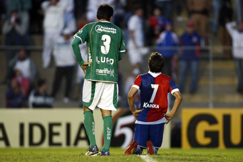 O meia Luisinho, do Paraná, lamenta os pontos desperdiçados pelo Tricolor diante da torcida | Henry Milleo/ Gazeta do Povo