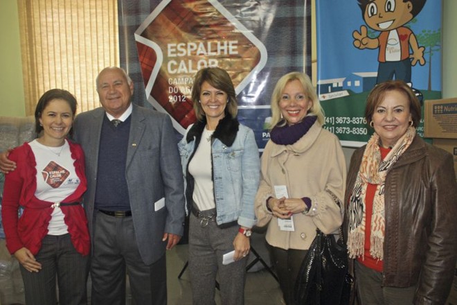 AUXÍLIO AOS MENOS FAVORECIDOS- O Hospital San Julian, de Piraquara, recebeu na última semana expressiva doação de cobertores e alimentos, através da Provopar. A presidente da Provopar, Carlise Kwiatkowski, o diretor do hospital, Affonso Antoniuk, a Secretária de Estado de Família e Desenvolvimento Social, Fernanda Richa e as apoiadoras Oracy Munhoz da Rocha de Lacerda e Dilza Barreto prestigiaram o importante momento para a entidade |