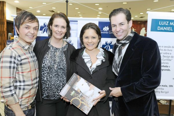 O arquiteto Luiz Maganhoto (à esq.) e o designer Daniel Casagrande fizeram concorrida sessão de autógrafos de seu livro Um Olhar Sobre Arquitetura, Design de Interiores e Curitiba na Livrarias Curitiba do ParkShoppingBarigüi na noite de quarta-feira. Com eles na foto, a presidente do Provopar, Carlise Kwiatkowski (com o livro nas mãos), e Jacqueline Lemos, superintendente do shopping | Gerson Lima