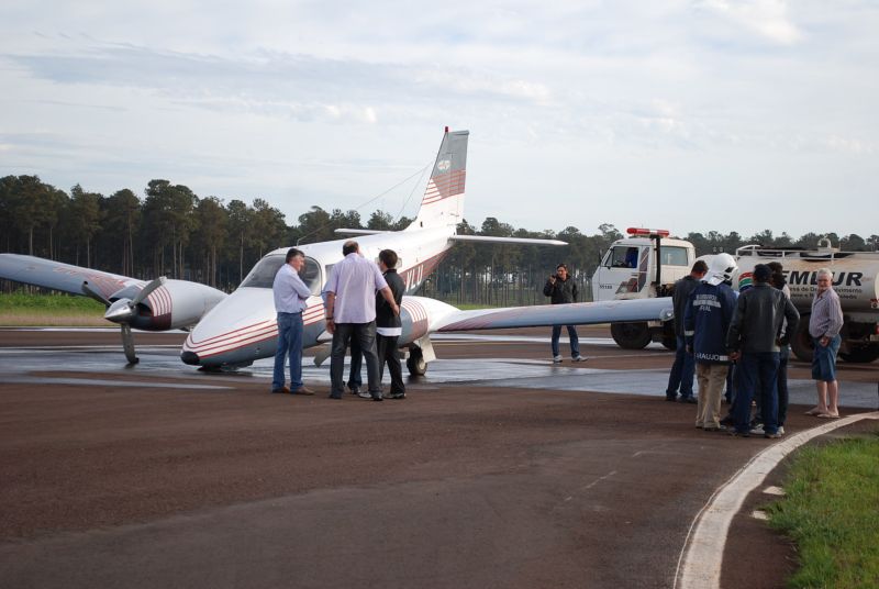 Avião particular faz pouco de bico em aeroporto de Toledo | Débora Garbin/Jornal do Oeste