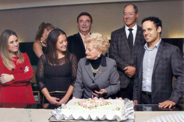 DUPLA COMEMORAÇÃO - Na última sexta feira, o Victoria Villa Hotel ofereceu agradável jantar em comemoração ao Dia das Mães, ocasião em que a jornalista recebeu expressiva homenagem pelo seu aniversário. Agradecemos, de coração, a todas as congratulações recebidas, em especial Romualdo Denega, do Clube dos Gourmets, organizador do evento, a jornalista Maria Pia e o joalheiro Camilo Turmina, além de todos os queridos amigos presentes //A jornalista, ladeada pelos netos Gisela e Humberto Miró, Fernanda Duarte, Romualdo Denega e Camilo Turmina |