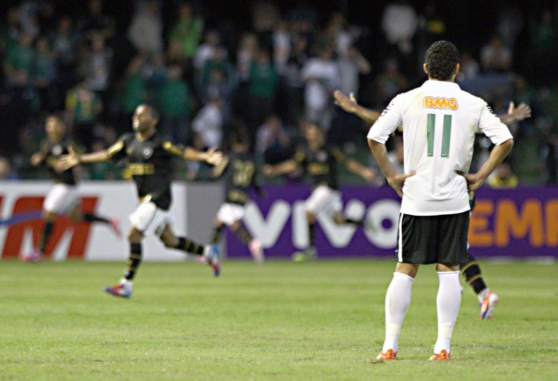 O atacante Roberto assiste à comemoração do terceiro gol do Botafogo | Daniel Castellano/ Gazeta do Povo
