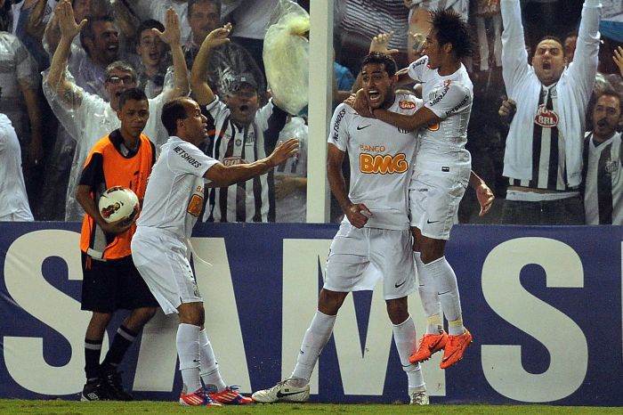 Alan Kardec comemora com Léo e Neymar o gol da vitória sobre o Vélez Sarsfield no tempor normal | AFP