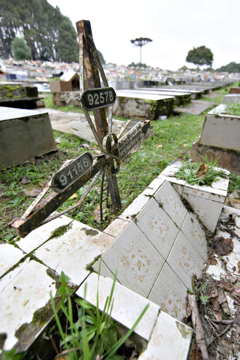 Túmulos abandonados no Cemitério Municipal Santa Cândida | Ivonaldo Alexandre / Gazeta do Povo