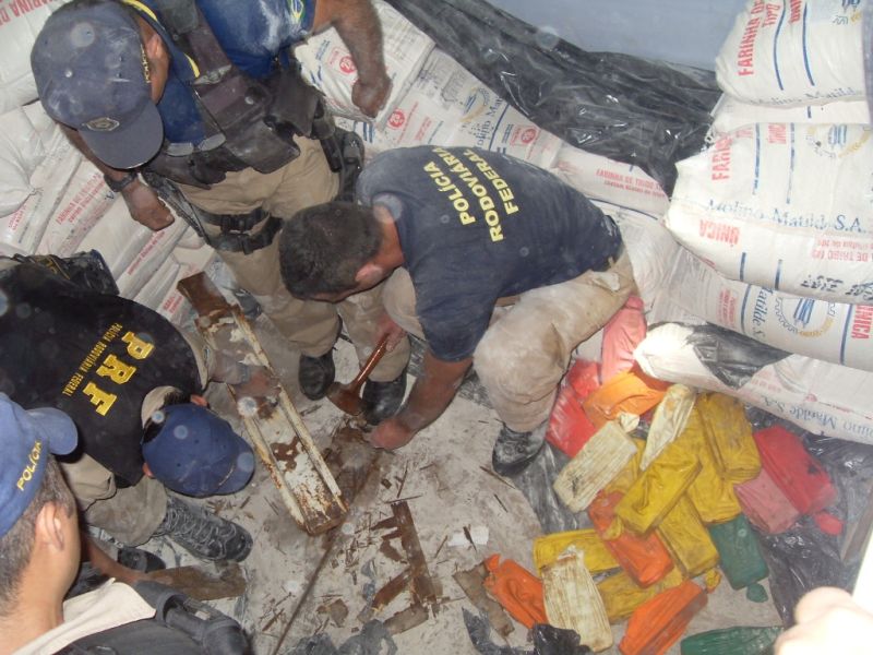Crack estava escondido no fundo falso de uma carreta carregada com farinha de trigo | Divulgação / Polícia Rodoviária Federal