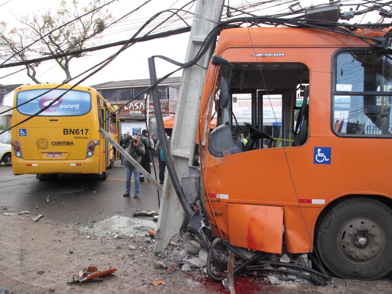Acidente envolvendo dois ônibus na rua Jovino do Rosario esquina com a rua Ludovico Geronasso, no bairro Boa Vista. Um motorista morreu na hora | Aniele Nascimento / Agência de Notícias Gazeta do Povo