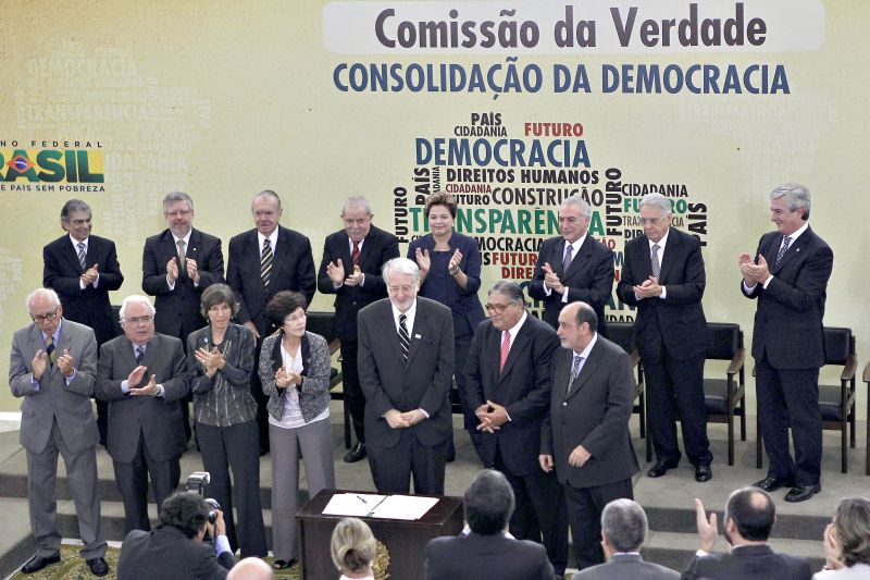 Na fila à frente os sete integrantes da Comissão da Verdade, que tomaram posse ontem em cerimônia no Palácio do Planalto | Ueslei Marcelino/Reuters