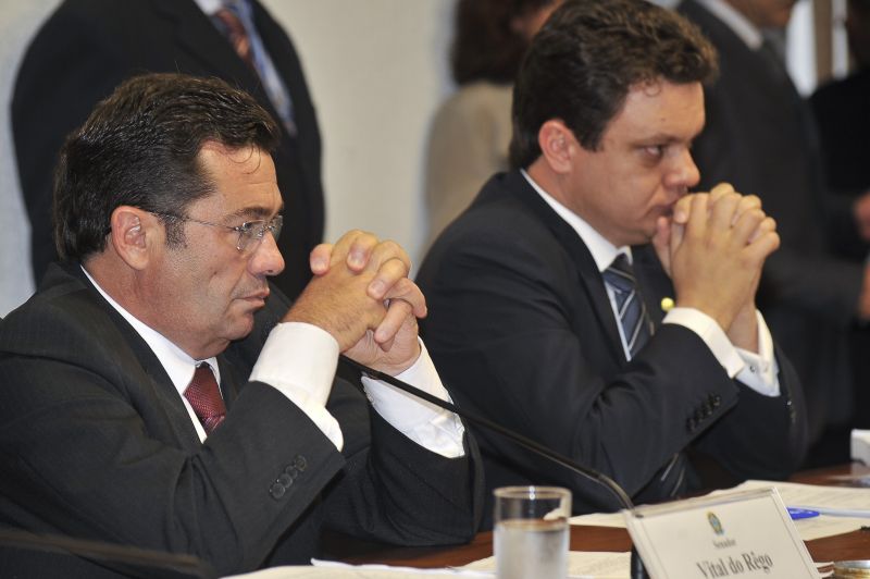 CPMI, presidida por Vital do Rêgo (dir) e relatada por Cunha, determinou a quebra do sigilo de Carlinhos Cachoeira a partir de 1º de janeiro de 2002 até 2012 | José Cruz/ABr