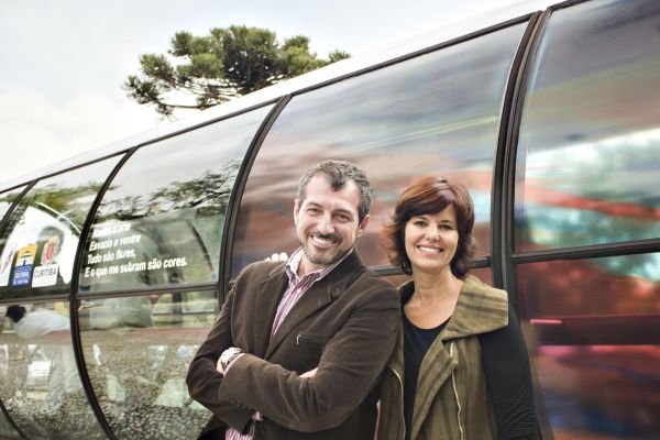 A artista plástica Janete Mehl decorou 30 estações-tubo da cidade com obras suas (adesivadas nas paredes), a convite de Ricardo Trento (com ela na foto), diretor da ONG Universidade Livre da Cultura (Unicultura). O projeto, chamado Transparência, é financiado pela Lei de Incentivo à Cultura da Fundação Cultural de Curitiba, com patrocínio da Spaipa e apoio da Urbs | Eduardo Porfírio