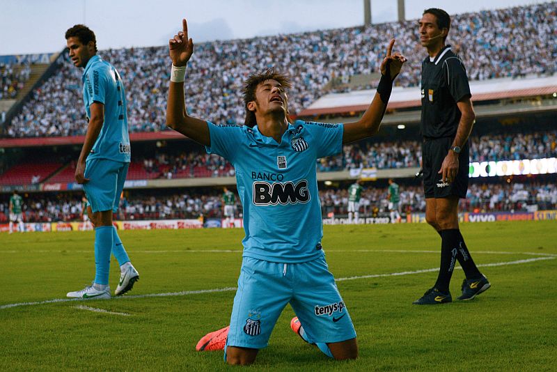 Neymar comemora um de seus dois gols no Morumbi: jogador de apenas 20 anos já é o maior artilheiro do Santos na era pós-Pelé | Yasuyoshi Chiba / AFP
