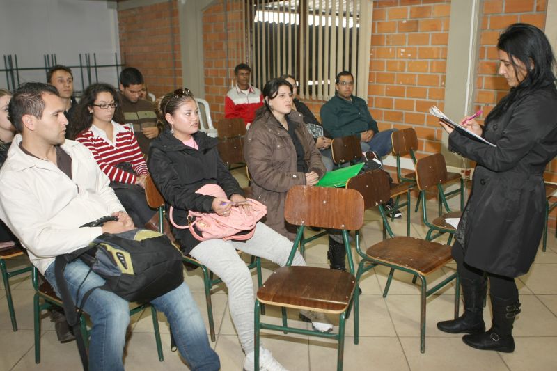 Sala de espera para a entrevista no Cirque: extroversão é essencial para quem quer ser contratado | Aniele Nascimento/ Gazeta do Povo