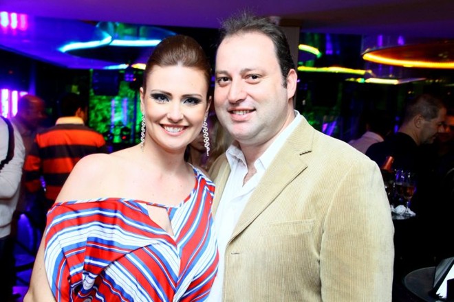 WS Brasil abre as portas- Em movimentada inauguração, a WS Brasil, nova casa do Grupo Woods, abriu as portas no Batel, reunindo convidados em torno de samba e pagode. Eduardo Campagnoni, um dos sócios da casa, ao lado de sua esposa, Eveline, comemorou o sucesso | 