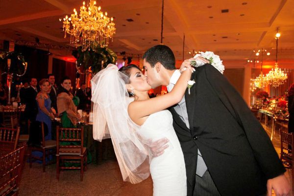 Eles se chamam Bruna e Bruno e quis o destino que, além de terem o mesmo nome, também se apaixonassem. E a vontade de ambos se materializou no último sábado no elegante Nuvem de Coco, decorado pela própria noiva, que é arquiteta. Bruno é filho do casal Elizabeth e José Antonio Palazzo da Costa e Bruna de Lucia Moribe e Veber Pereira | Marlise e Michel Fotografia