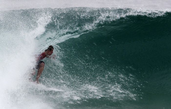 John John Florence encaixa um tubo na Praia da Barra da Tijuca, onde conquistou sua primeira etapa do circuito | Sergio Moraes/Reuters