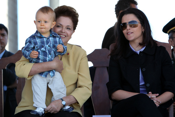 Dilma segura o neto, Gabriel, ao lado da filha, Paula, em evento realizado no ano passado | Roberto Stuckert Filho/Arquivo PR