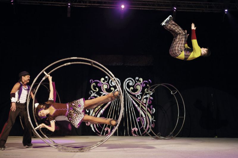 Bailarinos do Circo de Moscou são especialistas em patinação e acrobacia | Divulgação
