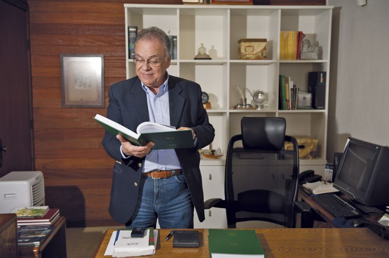 O notário Cid Rocha explica que quanto antes o imóvel fica em nome do herdeiro, mais fácil ficam as transações comerciais | Marcelo Andrade/ Gazeta do Povo