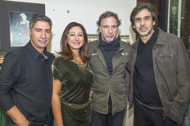 OSKLEN RECEBE CONVIDADOS - A Osklen foi a anfitriã da pré-estreia do filme Paraísos Artificiais em Curitiba, que contou com coquetel antes da exibição do filme e badalada festa na Liqüe para os convidados. Mauro e Graziela Fuzzo, ela a franqueada da grife, receberam o diretor da marca, Oskar Metsavaht e o diretor do filme, Marcos Prado |