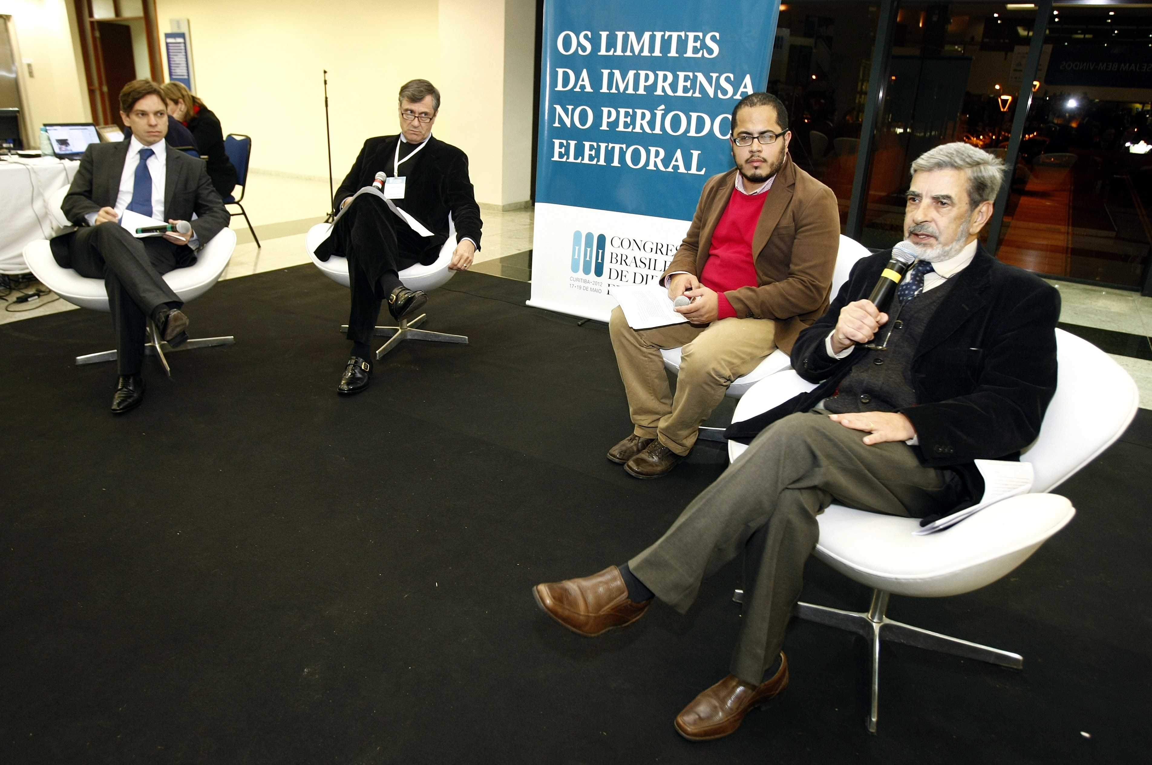 Jornalistas da Gazeta do Povo Celso Nascimento (direita) e Rogério Galindo (de vermelho), debatem os limites da imprensa na cobertura eleitoral | Hugo Harada/Gazeta do Povo