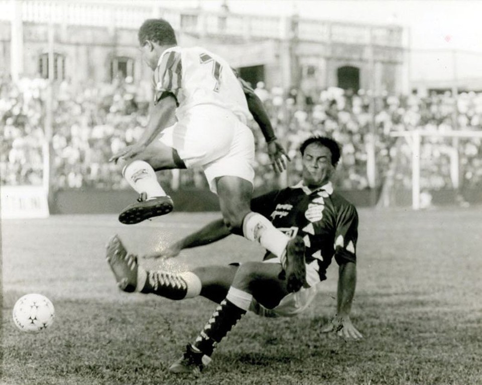Reprodução da Gazeta do Povo de 1995, com destaque para o atacante paranista Mirandinha | Arquivo/ Gazeta do Povo