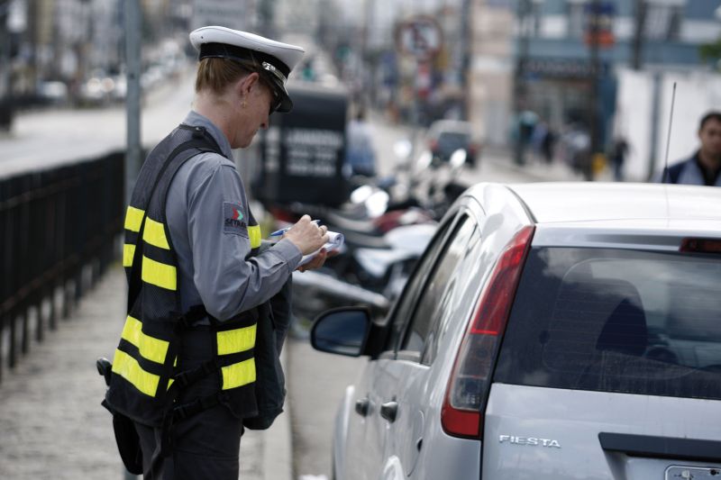 Agentes de trânsito multaram menos neste início de ano: Setran diz que prioriza a qualidade das autuações e não a quantidade | Henry Milléo/ Gazeta do Povo