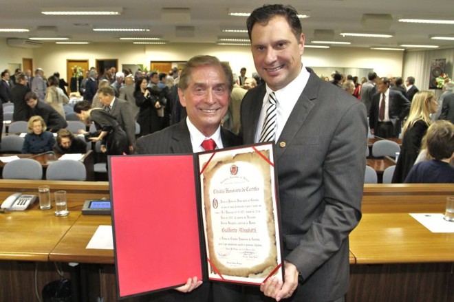 O médico Guilberto Minguetti (à esq.), diretor da Clínica Cetac, com o vereador Juliano Borghetti, autor do projeto que lhe concedeu o título de Cidadão Honorário de Curitiba. A concorrida sessão solene foi na quinta-feira |