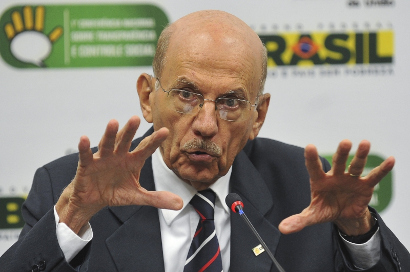 O ministro da Controladoria-Geral, Jorge Hage, concede entrevista após a abertura da 1ª Conferência Nacional sobre Transparência e Controle Social. | Antonio Cruz/ABr