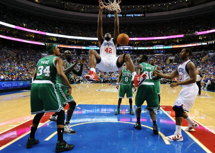 Elton Brand enterra a bola na vitória do Sixers sobre o Celtics na Philadelphia | Drew Hallowell/AFP