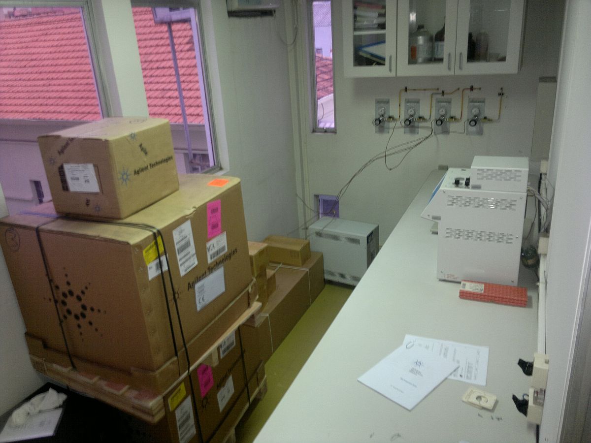 Novo cromatógrafo gasoso, responsável pela identificação químicas de drogas e venenos, está encaixotado por falta de reforma na sala em que ele será instalado | Heliberton Cesca / Gazeta do Povo