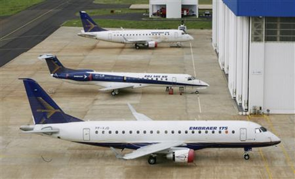 Jatos da Embraer são posicionados perto de hangar em na fábrica | Reuters