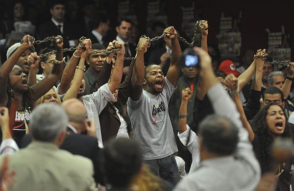 Manifesto de artistas do Movimento Humanos Direitos e representantes das centrais sindicais, de negros, quilombolas, indígenas, ciganos, entre outros grupos, a favor da aprovação da PEC do Trabalho Escravo | Agência Brasil
