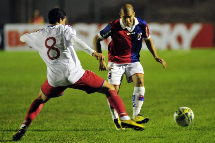 Lateral paranista Fernandinho tenta passar pela marcação do volante Carlinhos do Grecal | Daniel Caron / Gazeta do Povo
