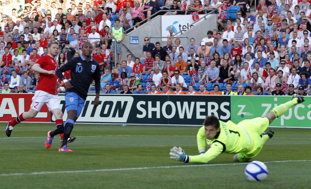 Ashley Young marcou o único gol da partida, vencida pela Inglaterra | Daniel Sannum Lauten/AFP
