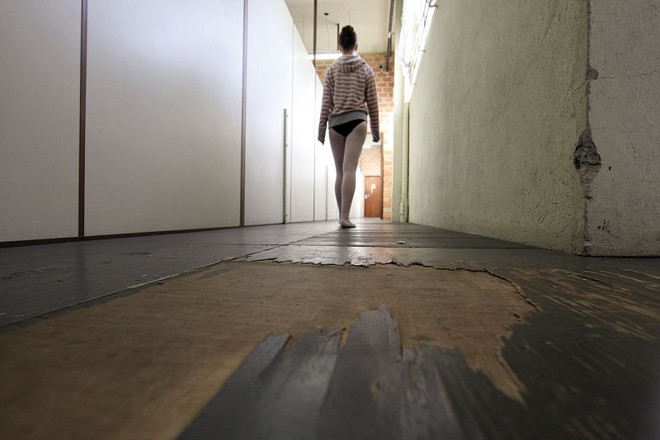 Letícia da Silva Penna, que recebeu o primeiro lugar dançando solo em uma competição na semana passada, concorda que a estrutura da escola precisa de melhorias |