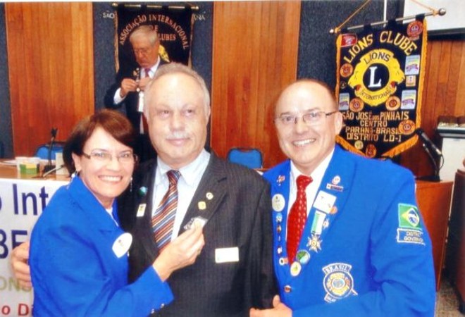 RECONHECIMENTO MERECIDO - O empresário Joel Lobo, presidente do Lions Clube Distrito LD1, recebeu merecida homenagem pelo seu trabalho no ano 2010/2011 em prol dos menos favorecidos, sendo congratulado com a medalha Excelência Zone Cahaiperson, recebida do governador do clube, Leocir Lang e de sua esposa |