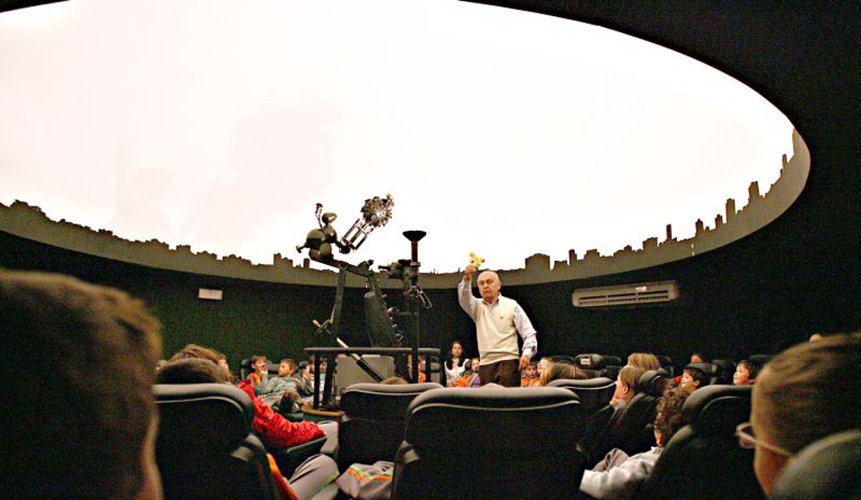O diretor do Planetário, José Ungaretti da Silva,durante a apresentação: crianças ficam fascinadas | Felipe Rosa/ Gazeta do Povo