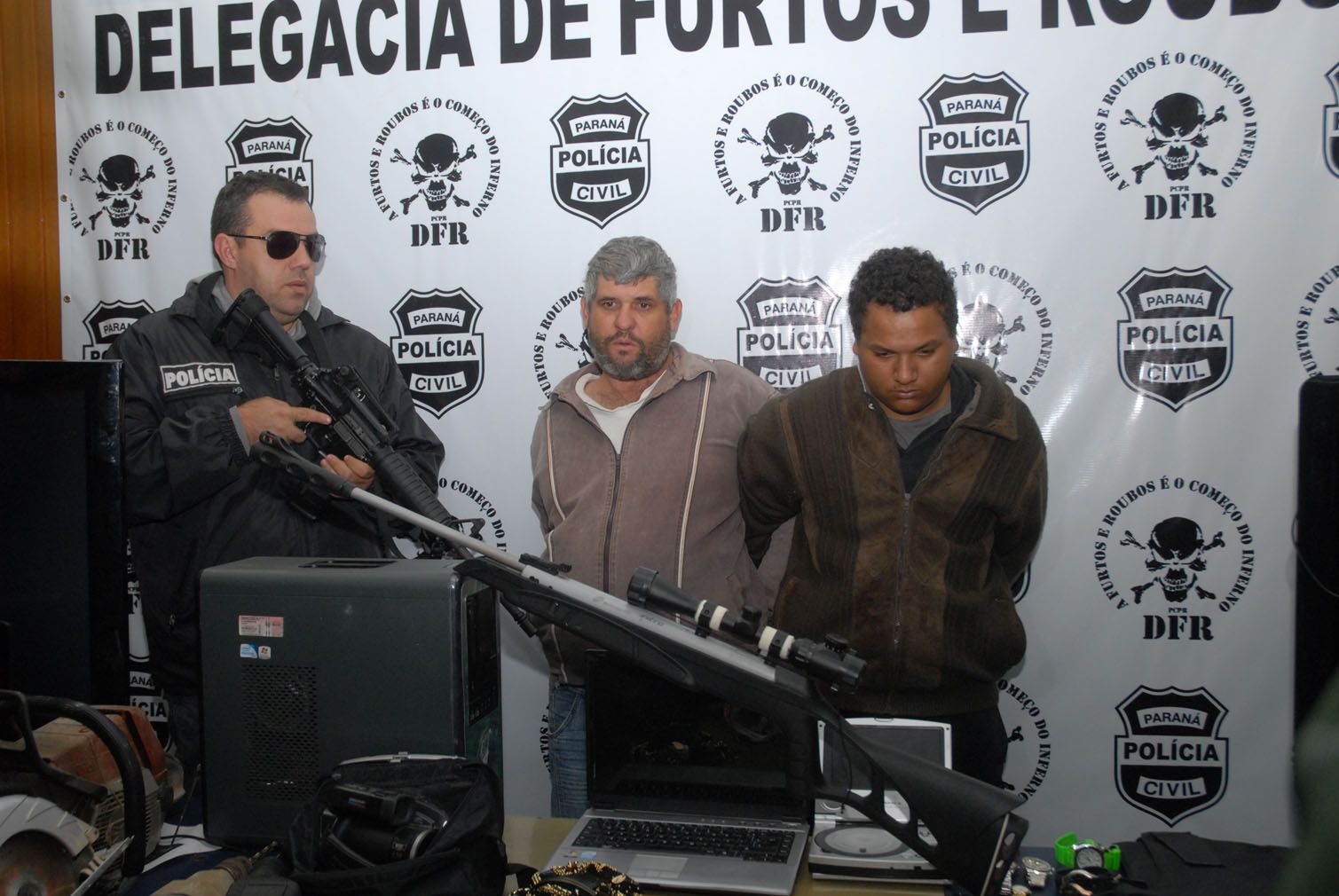 Dois homens acusados de realizarem assaltos a chácaras na Região Metropolitana de Curitiba foram presos na última segunda-feira. Com eles, foram apreendidos dois revolveres 38 e uma espingarda de pressão equipada com uma luneta de mira | Carlos Antonio Soares / Secretaria Estadual de Segurança Pública (Sesp) / Divulgação