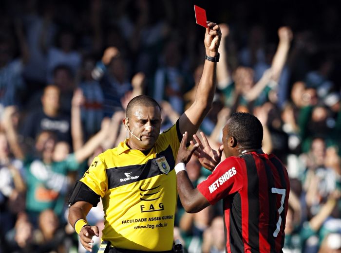 Guerrón foi punido com dois jogos de suspensão por ter agredido o lateral Lucas Mendes no último Atletiba | Albari Rosa / Gazeta do Povo