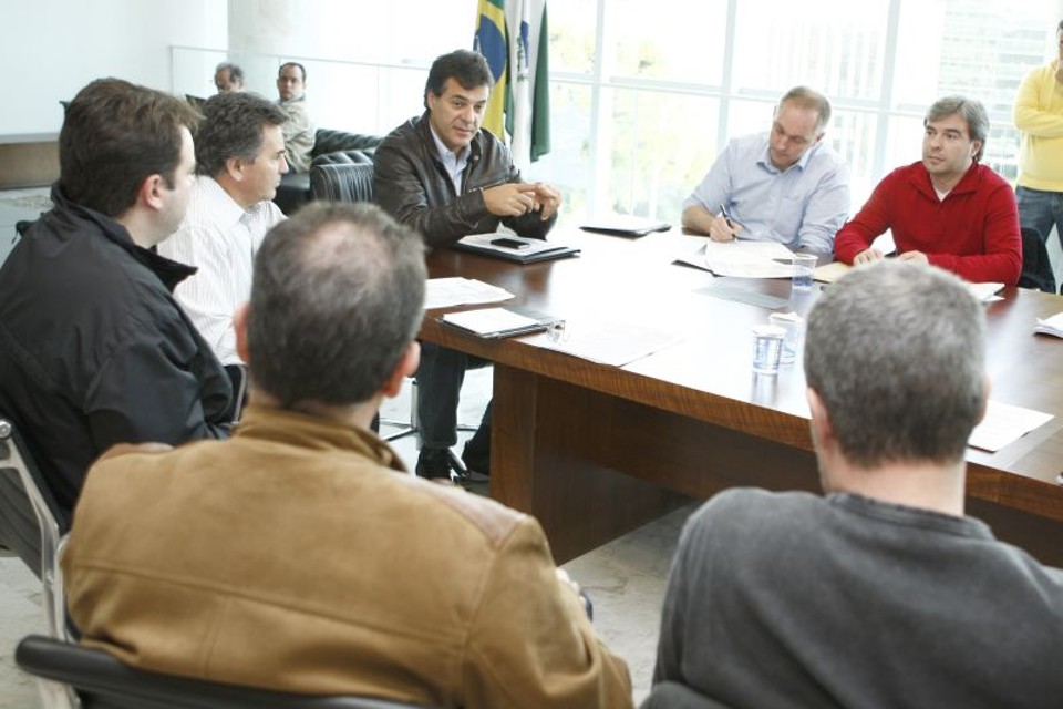 Governador Beto Richa (ao centro) reuniu a cúpula das polícias Civil e Militar para cobrar mudanças e investigação | Henry Milléo/ Gazeta do Povo