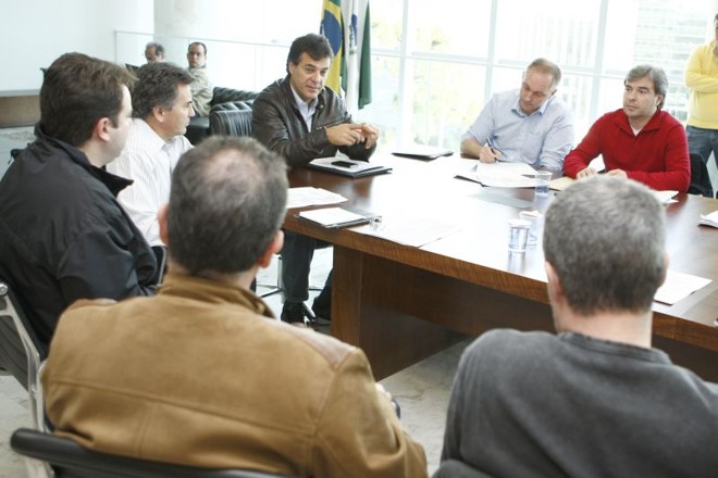 Governador Beto Richa (ao centro) reuniu a cúpula das polícias Civil e Militar para cobrar mudanças e investigação | Henry Milléo/ Gazeta do Povo