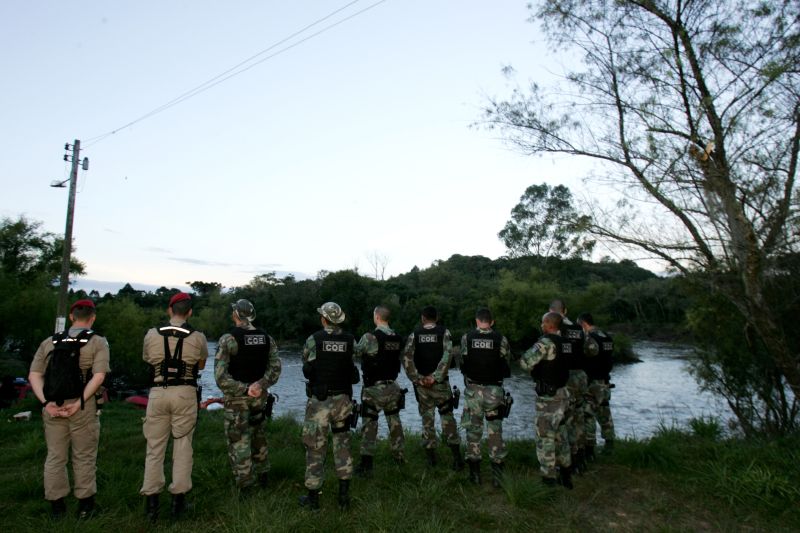 Policiais às margens do Rio Iguaçu, em Porto Amazonas, onde as buscas pelo corpo da menina Estefani Rochinski continuam. Ela está desaparecida desde a última sexta-feira (4) | Josué Teixeira/Gazeta do Povo