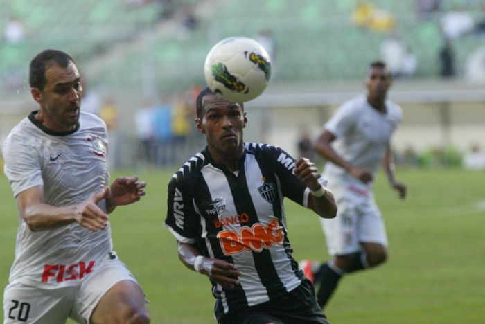 Corintiano Danilo disputa a bola com o atleticano Richarlyson na vitória do Galo | André Brant / Hoje em Dia