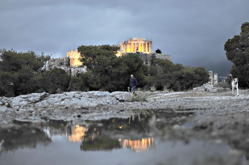 Acrópole, em Atenas, sob nuvens negras: o retrato da crise europeia | Louisa Gouliamaki/AFP