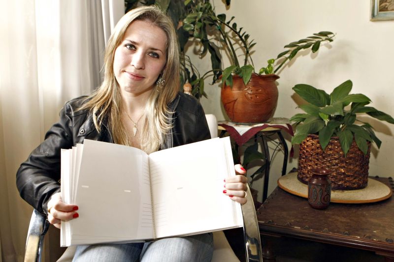 Bárbara Desinho comprou uma oferta de revelação de fotos, mas já se passaram 60 dias e ela ainda ainda não recebeu as fotografias impressas | Antônio More/ Gazeta do Povo