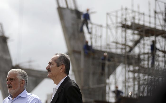 O governador da Bahia, Jaques Wagner, e o ministro do Esporte, Aldo Rebelo, na visita às obras da Arena Fonte Nova nesta terça-feira | Lunae Parracho/Reuters